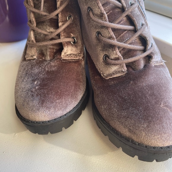 Heeled combat boots. - Picture 8 of 8